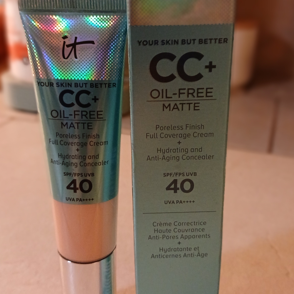 It Cosmetics CC+ Oil-Free Matte Concealer - Light Medium